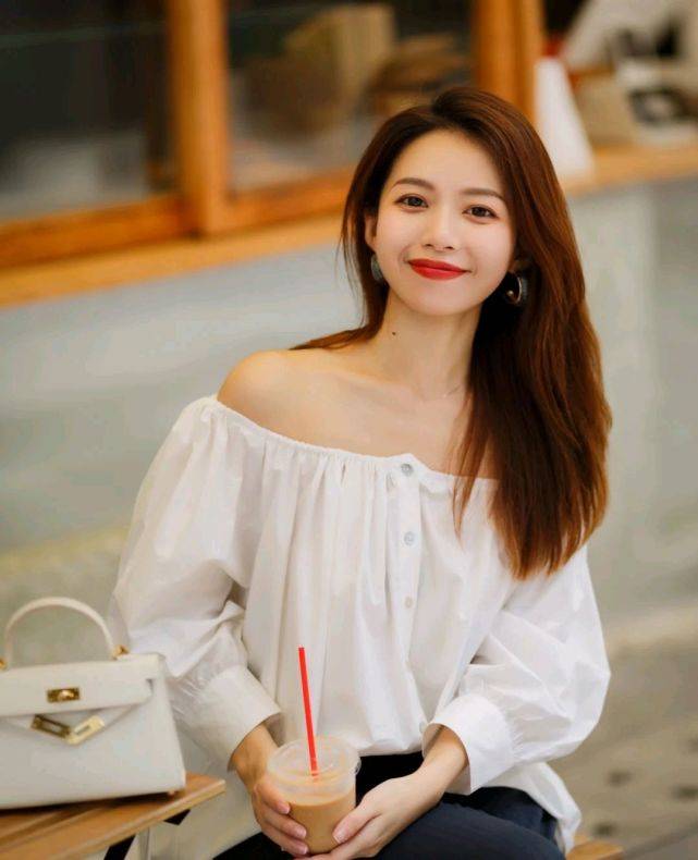 夏天|在炎热的夏天，穿上清新凉爽的服装，可以给人舒适又治愈的感觉