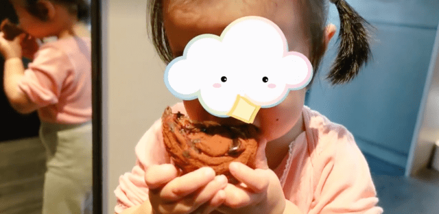 小姑娘|陈赫娇妻张子萱现身上海，稚嫩模样似少女，一家四口互动超温馨