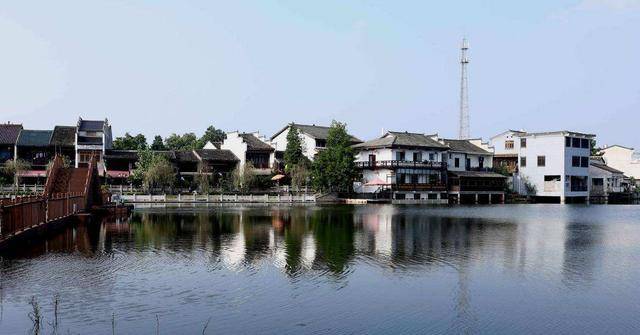 湖南一座名气很高的古镇，与铜官镇隔江相望，坐落于湘江西岸