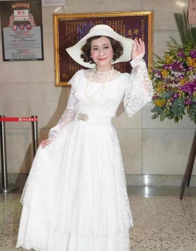 一身|叶童穿印花裙亮相，满脸鱼尾纹，网友：优雅老去也是骄傲的事情！