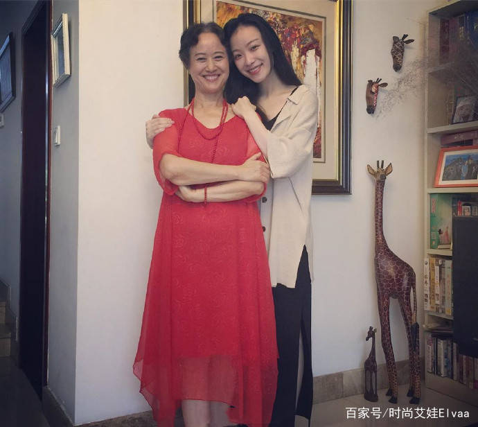 身材|31岁倪妮罕见这么高调,背带裙走机场,配“老汉背心”美得认不出