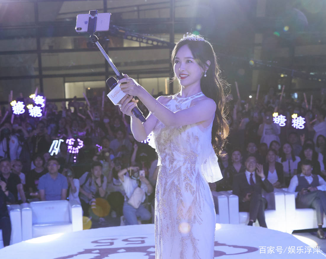 活动|唐嫣小腹隆起疑怀二胎，当她晒出对镜自拍照，从腰围看出是否怀孕