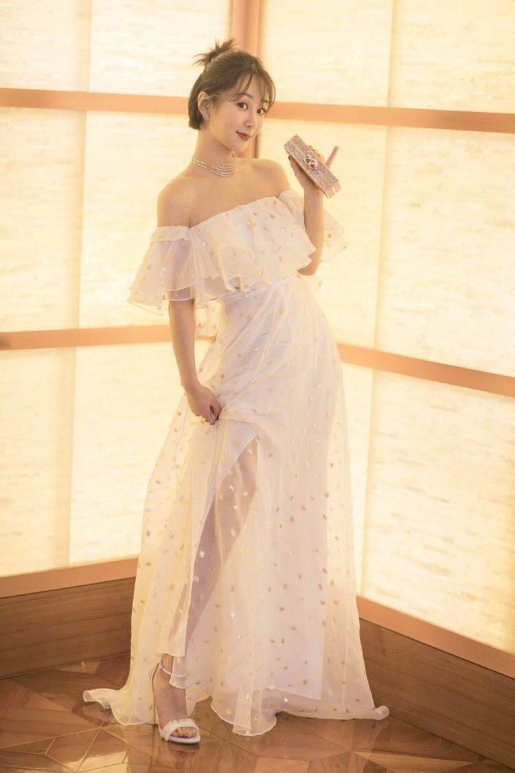 蓝色|杨紫越来越美了，一袭蓝色开叉裙配10厘米“铁钉鞋”，优雅大气