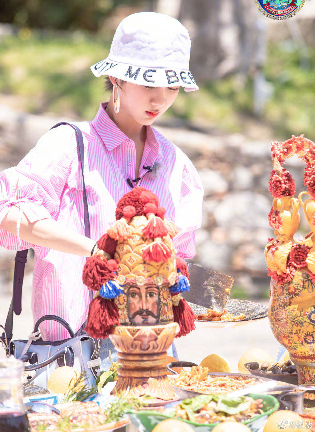 颜色|杨紫厉害了！身穿两套衬衣配半裙高级又时髦，携父亲走红毯真抢镜