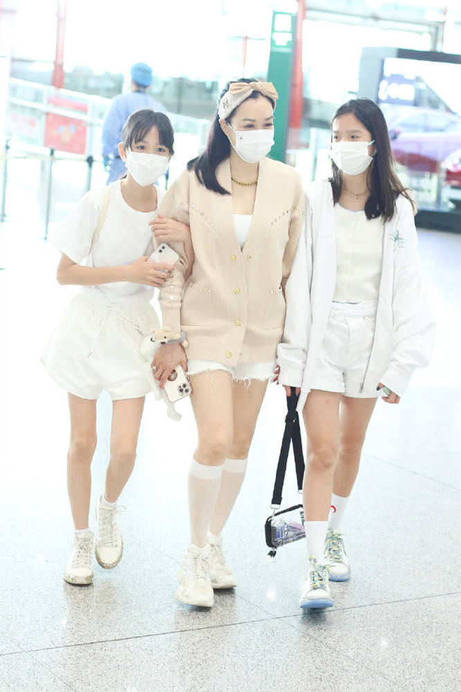 腰肢|钟丽缇带俩闺女赶飞机，母女仨6条大长腿很抢眼，感叹基因太强大