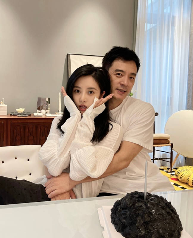 身材|李光洁媳妇真会打扮，都升级当妈了，穿得还像邻家小妹妹一般