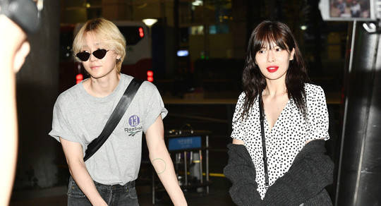 黑色|泫雅深V波点裙造型秀事业线,男友金晓钟推行李,被宠成了小公主