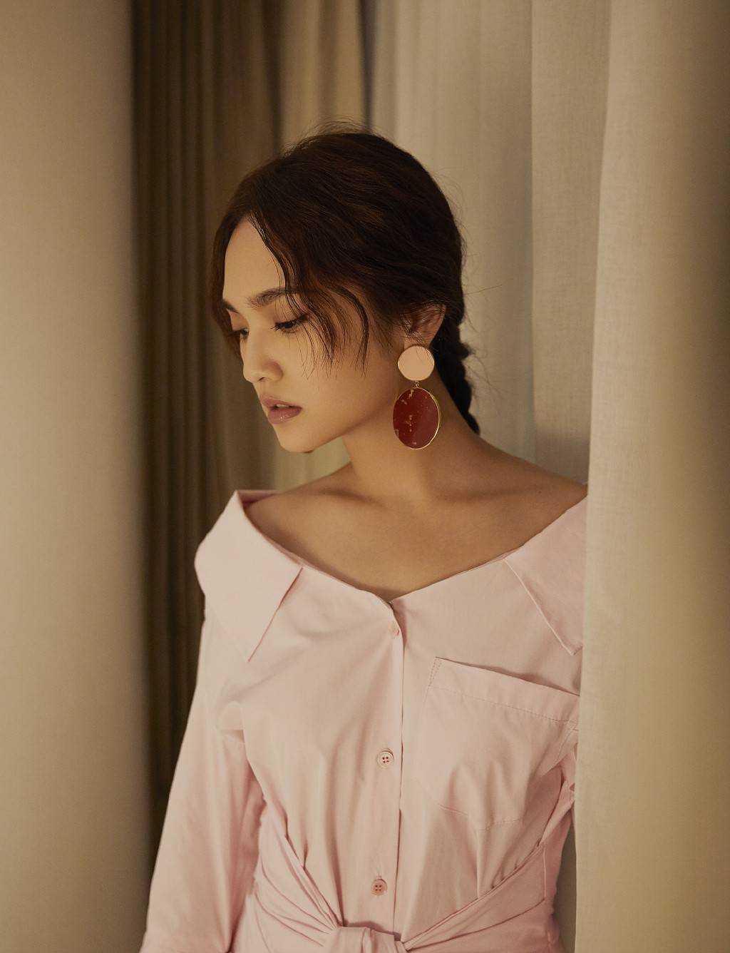 写真照|杨丞琳粉色衬衫裙配“二筒”耳环，甜美又霸气，锁骨更是吸睛