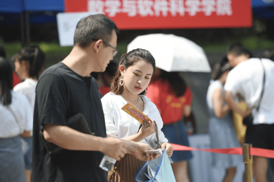 大学生"生活费"排行出炉,档次差距一目了然,家长看后心中有数_父母