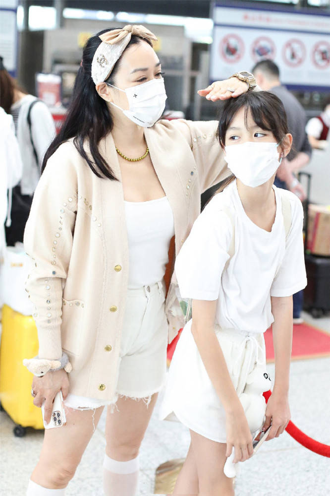 腰肢|钟丽缇带俩闺女赶飞机，母女仨6条大长腿很抢眼，感叹基因太强大