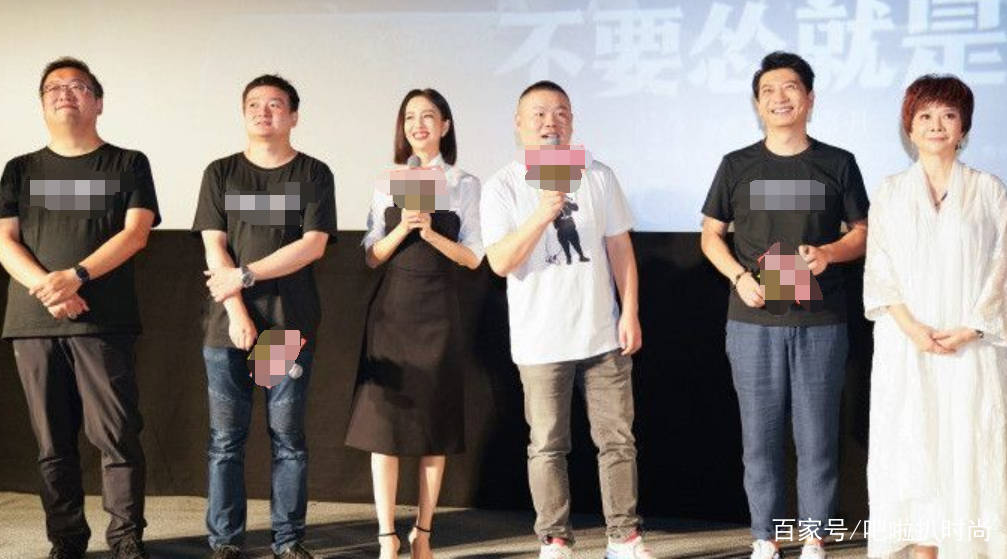 蓝色|57岁蔡明终于服老!白长褂配白长裙道骨仙风,俨然是位慈祥老奶奶