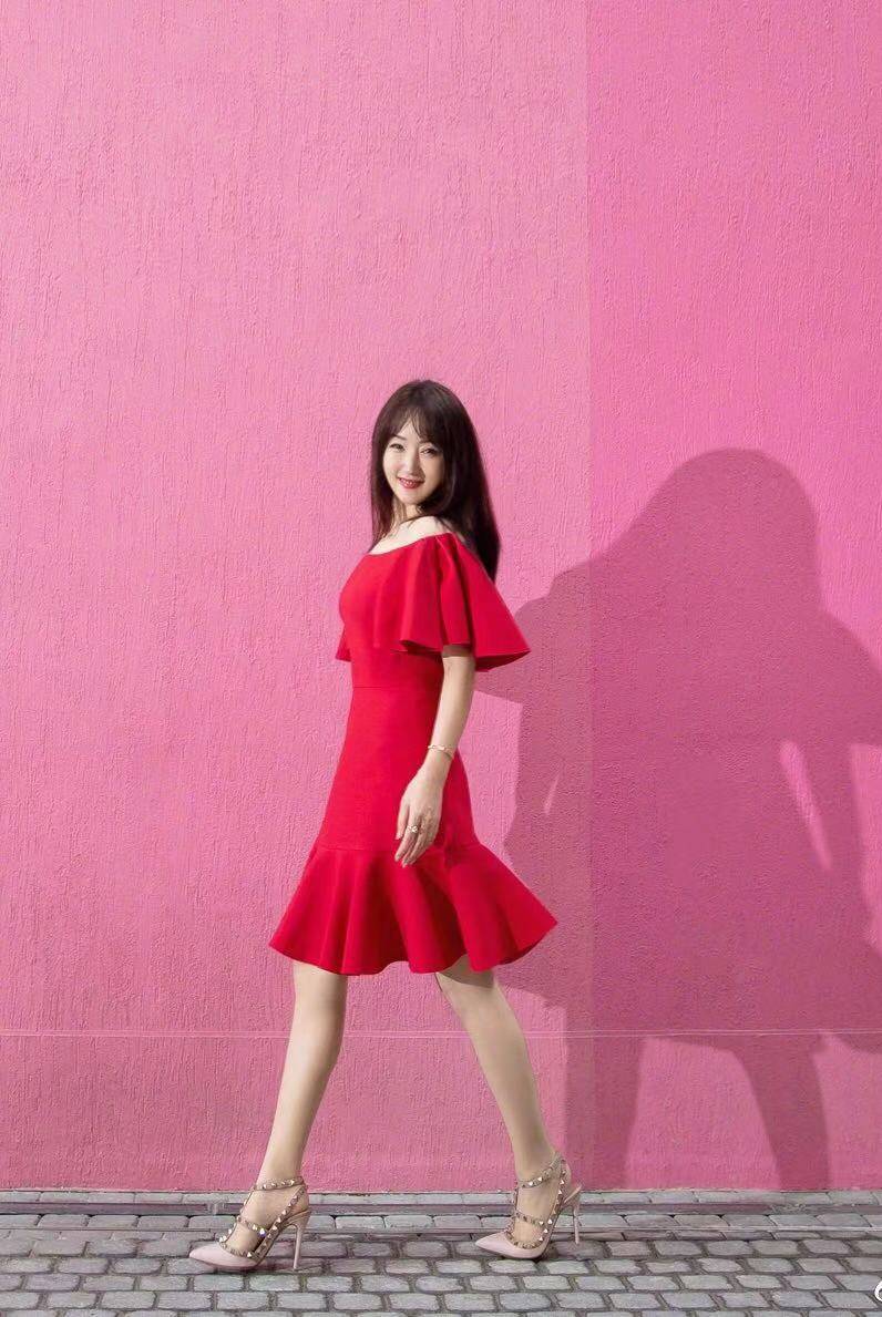 显得|杨钰莹晒照，又穿大红色露肩裙优雅气质，48岁了还是这么美！