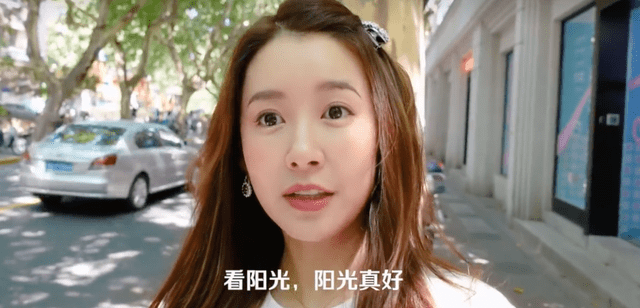 小姑娘|陈赫娇妻张子萱现身上海，稚嫩模样似少女，一家四口互动超温馨