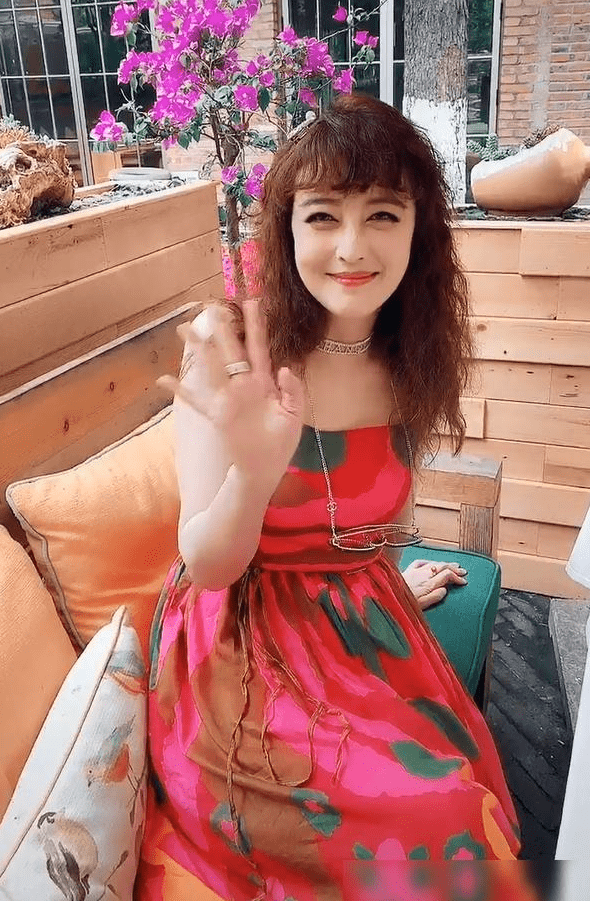 领口处|52岁周海媚太会装嫩了!穿“梅子裙”似减龄20岁,厉害了