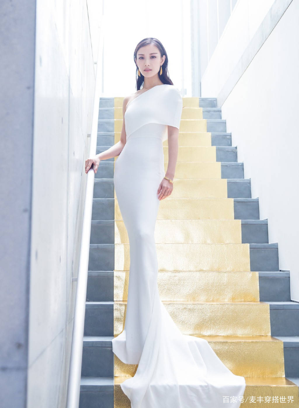 鱼尾|倪妮气质真好，穿淡蓝色上衣配围裹半身裙，清新淡雅高级感满满