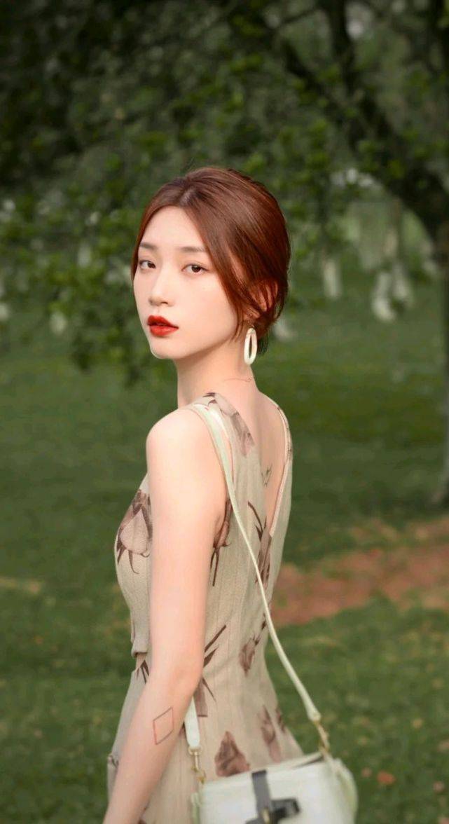 魅力|夏季怎能少得了穿吊带连衣裙？穿上合适的吊带连衣裙，凉爽又温柔