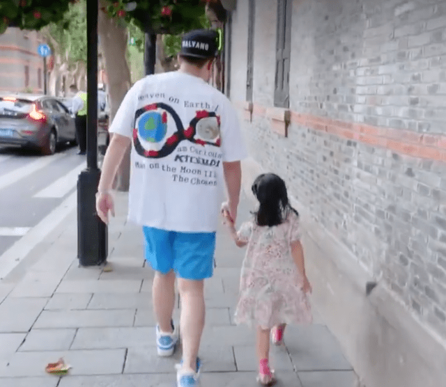 小姑娘|陈赫娇妻张子萱现身上海，稚嫩模样似少女，一家四口互动超温馨