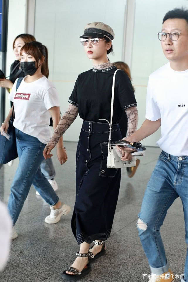 杨紫来|杨紫来机场，防晒做得很到位，一条牛仔裙搭凉鞋休闲好看！
