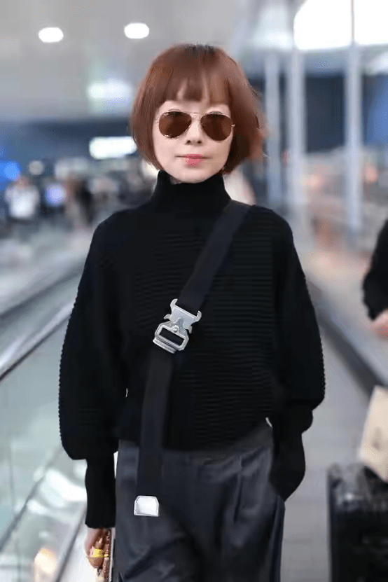 一身|鲁豫真是瘦过头了！一身黑色搭配秀“纸片”身材，看得人好心疼