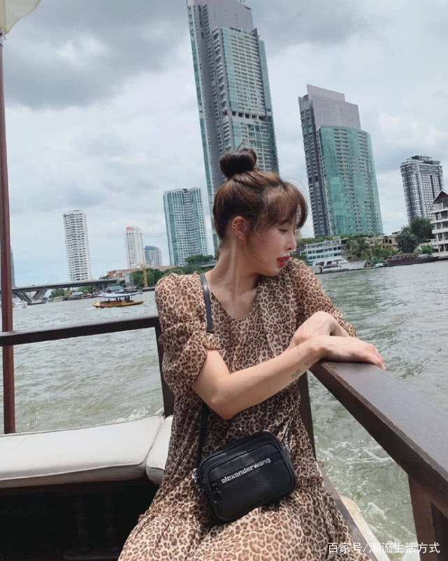 荧光|泫雅晒出街私服，身穿豹纹风格连衣裙，搭荧光色拖鞋打破俗气感！