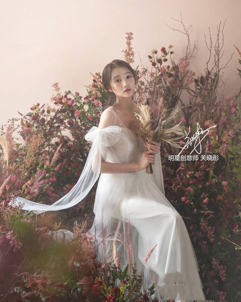 唯美|关晓彤婚纱写真曝光,换不同纱裙唯美又仙气,鹿晗捡到宝了