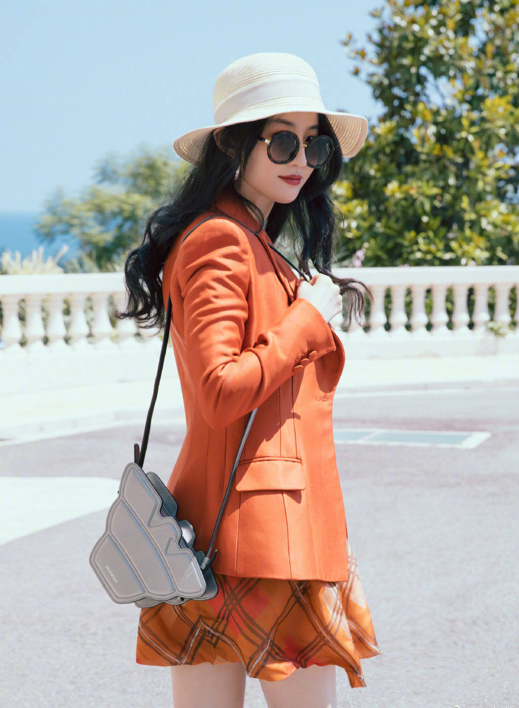 发型|刘亦菲就是会穿，一款西服搭配超短裙白T恤，大长腿实力抢镜