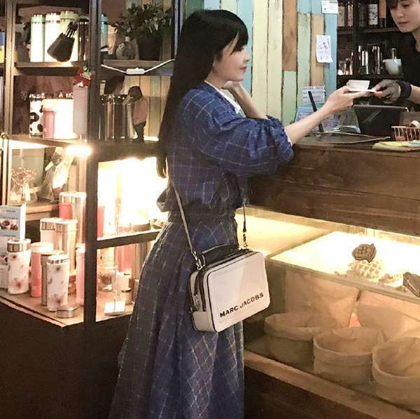 显得|52岁周慧敏现身街头,穿衬衫裙清纯又减龄,“冻龄”颜值让人惊叹