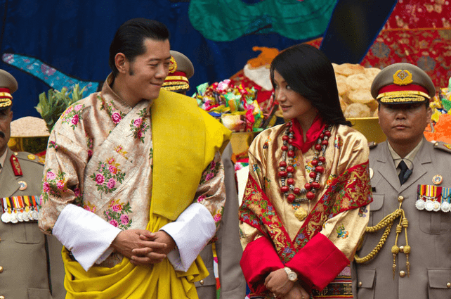 因为|不丹王后怀二胎变调皮，躲在国王身后藏着孕肚，偏要穿绣花高跟鞋