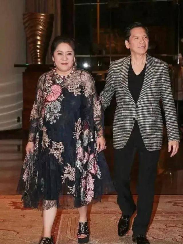骨子里|向太胖得真富态，穿花哨的“大妈裙”也不俗气，骨子里透着阔太范