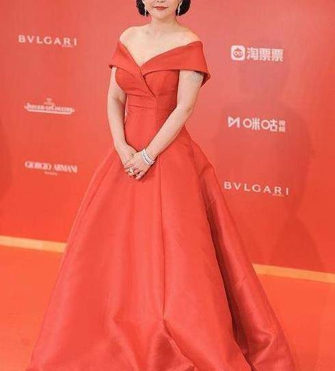 郝蕾|郝蕾这肉感身材没白长，大敞领的高定礼服，她穿轻松卡住掉不了