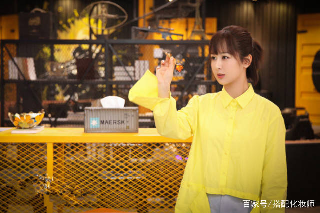 杨紫来|杨紫来机场，防晒做得很到位，一条牛仔裙搭凉鞋休闲好看！