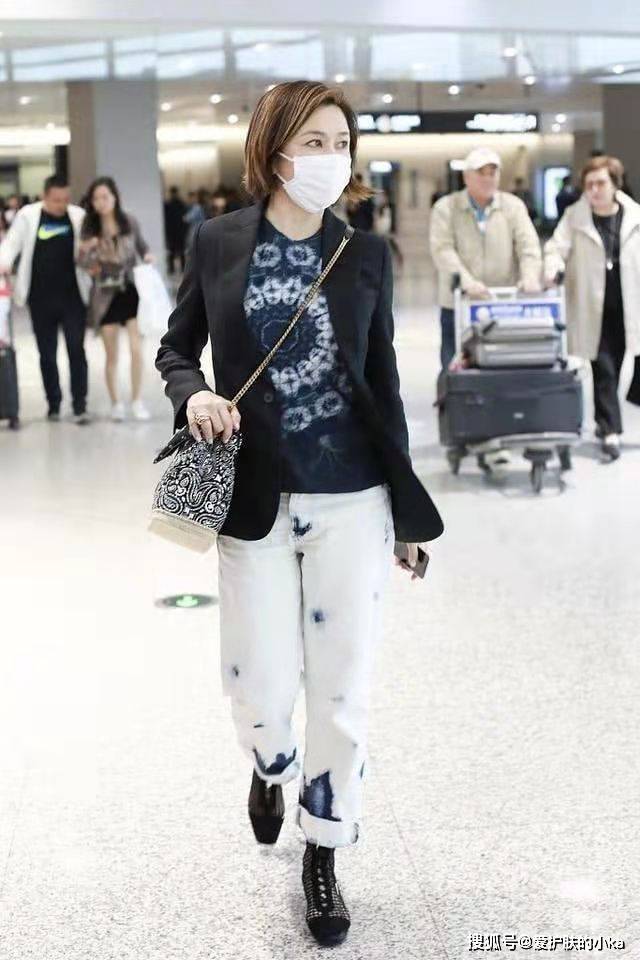 于明加|女明星年龄真难猜，于明加穿拼接裙气质高级优雅，完全不像38岁