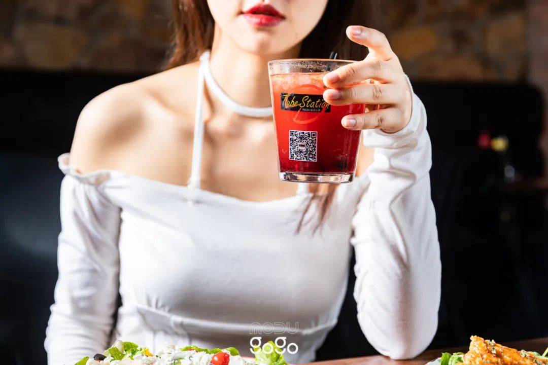 能不小酌一口？上有精酿啤酒下有微甜潮饮仿佛给无边的暑热吹进一丝凉气