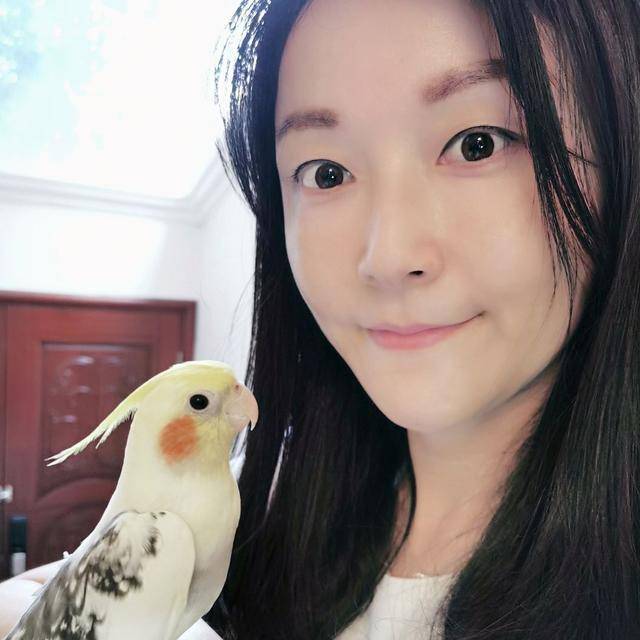 在退役之后,晏紫加入了香港的豪门,她的老公是"玻璃大王"李贤义的二