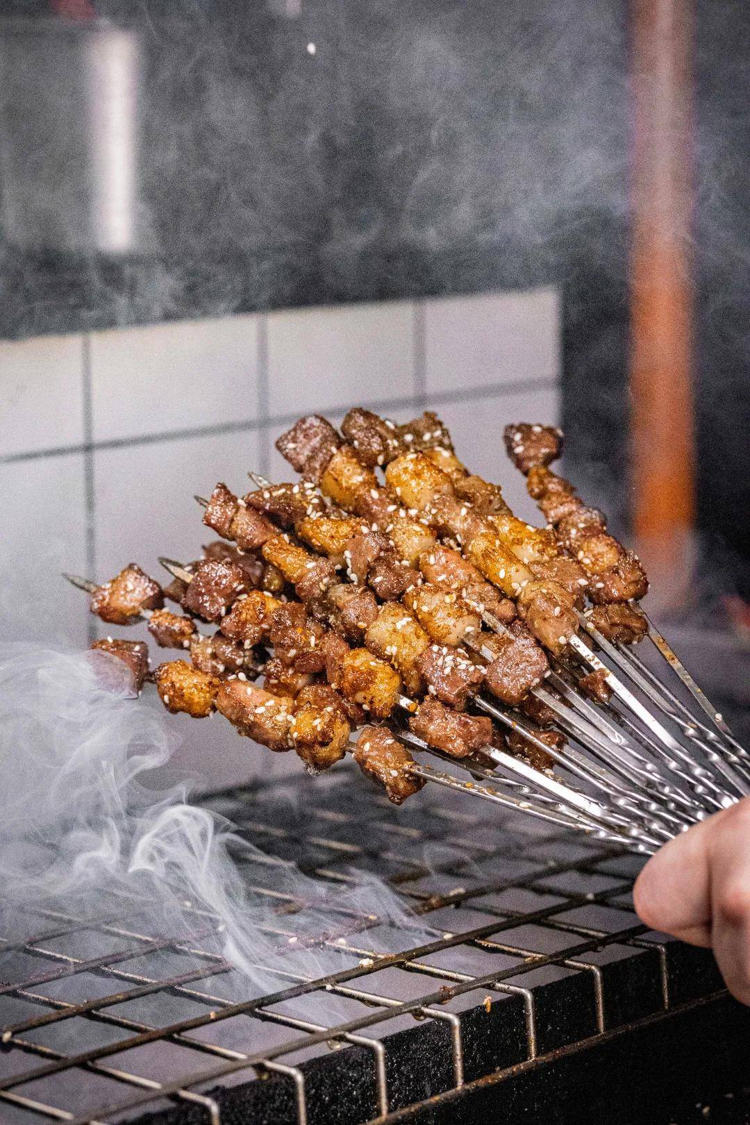 編輯它家招牌羊肉串,是食客常點的