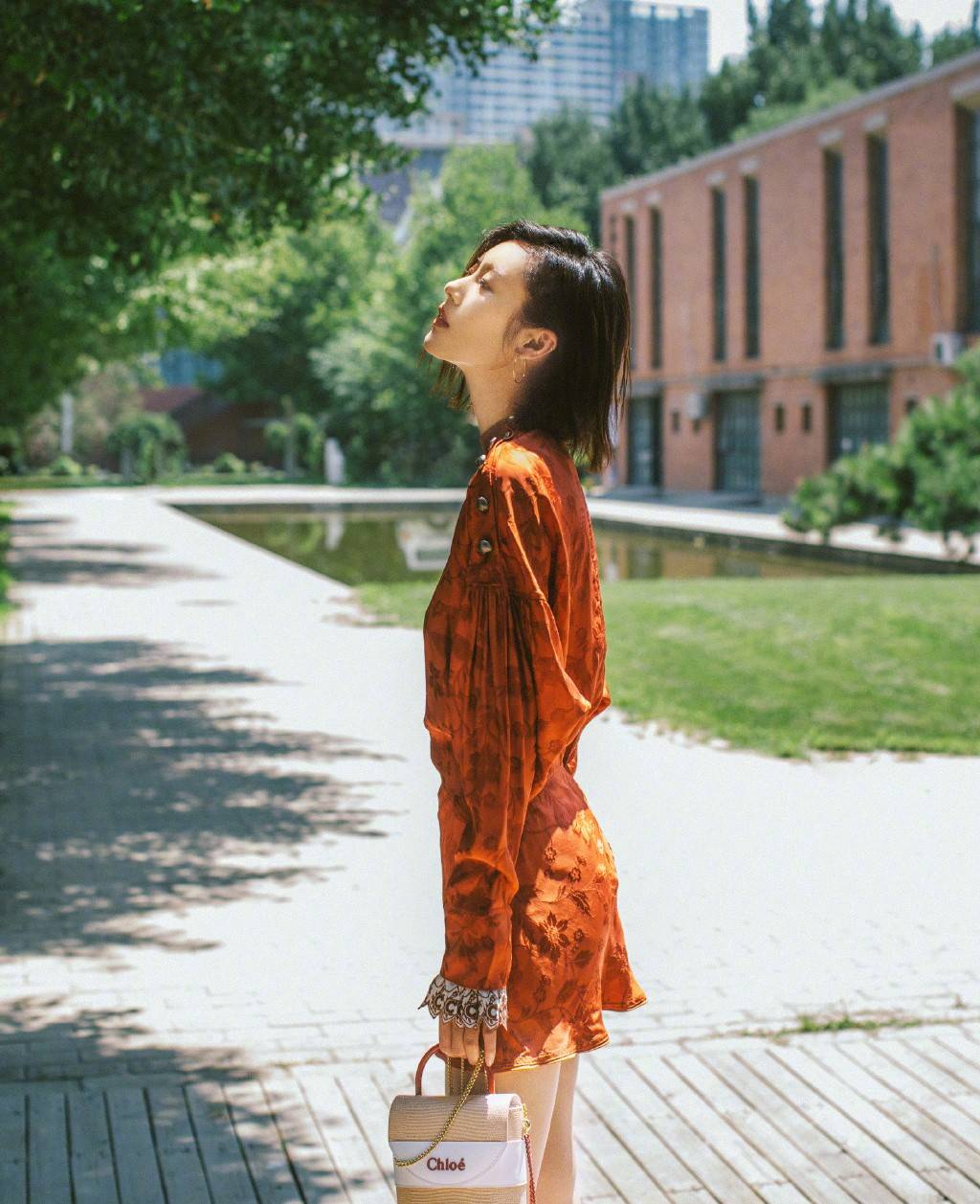 白天鹅|刘雯登时尚杂志封面，穿亮片拼接羽毛裙，优雅高贵像白天鹅