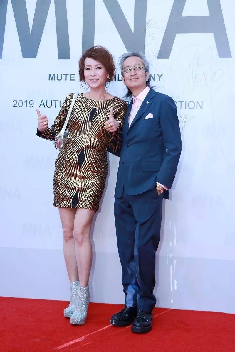 一身|叶童穿印花裙亮相，满脸鱼尾纹，网友：优雅老去也是骄傲的事情！