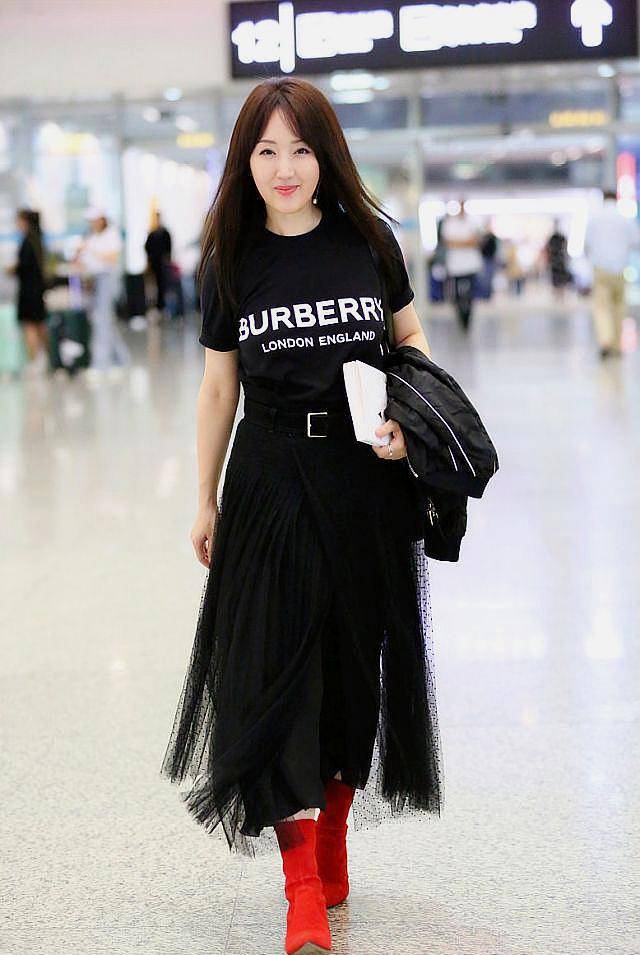 身材|杨钰莹已经48岁了，穿薄纱半裙现身机场，又仙又美太显年轻！