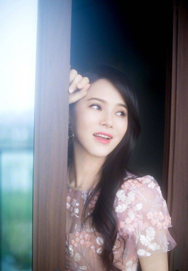 小粉|伊能静50岁还不服老?小粉裙+樱花妆清新似少女,金心耳环好拉风