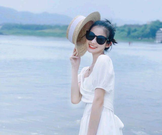 服装|日常穿搭可以很简约，但要清爽干净，穿上基础款也会很好看