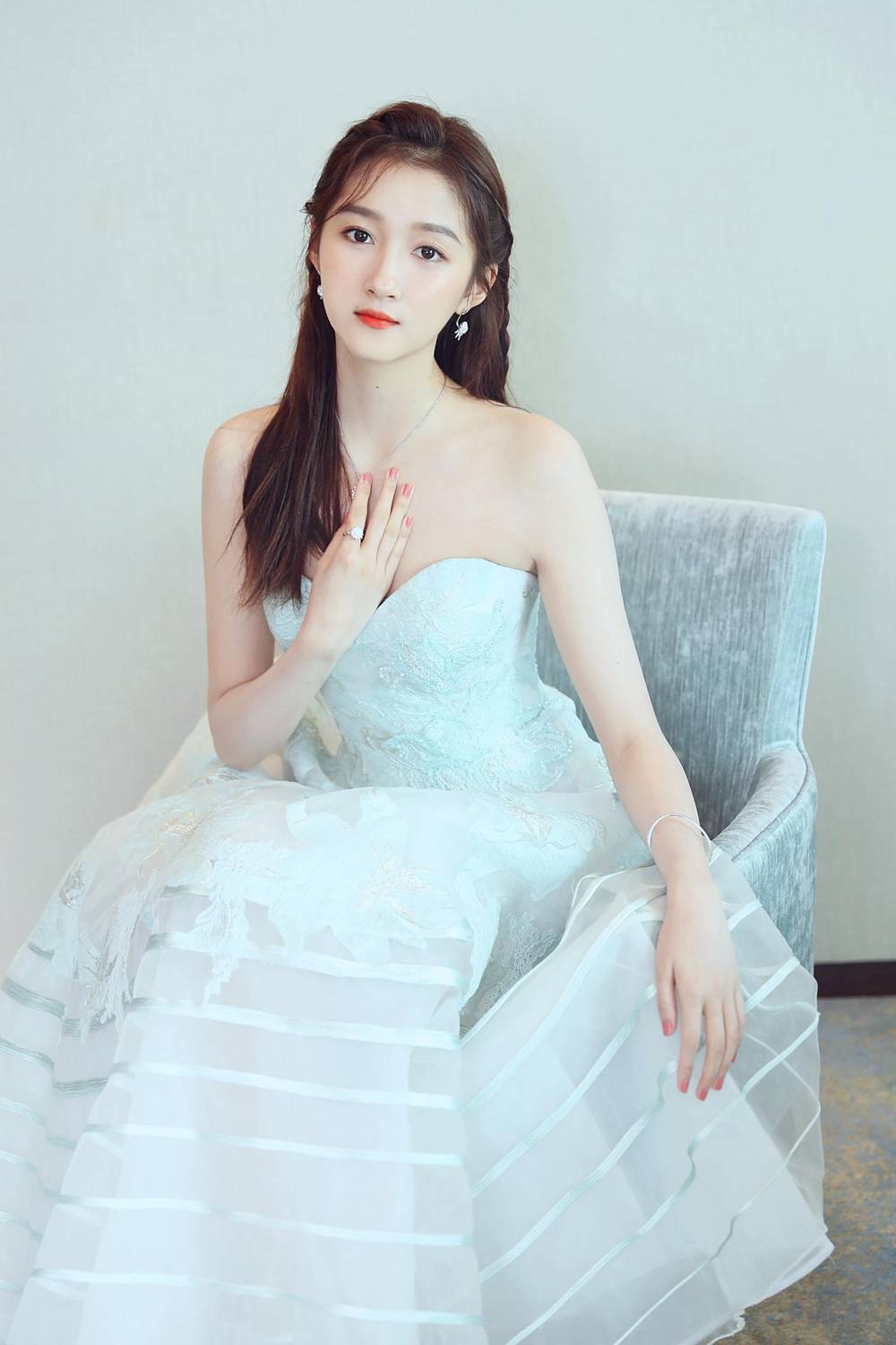 唯美|关晓彤婚纱写真曝光,换不同纱裙唯美又仙气,鹿晗捡到宝了