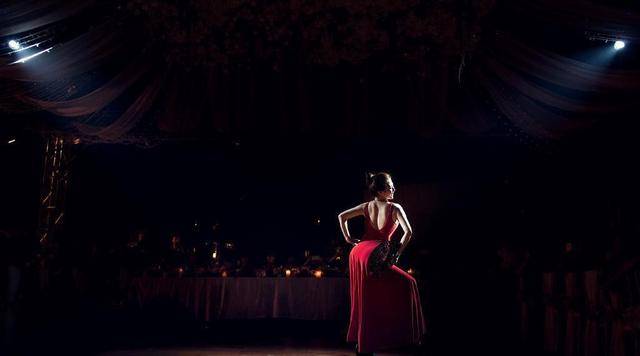 原配|沈腾原配老婆是美女,多肉身材穿热情红裙,露背设计一转身好养眼