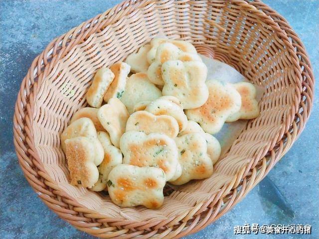 葱花|自从学会这个小饼，早餐和零食不发愁，做法简单又解馋，孩子爱吃