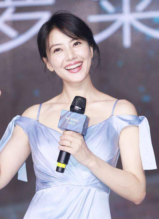 设计|高圆圆太会穿了,一字肩裙显气质,一点儿不像快40岁的人