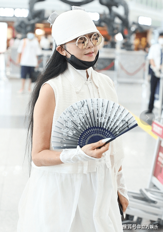 细节|62岁杨丽萍似少女，服饰和长指甲相呼应，两处细节看出她真实年龄