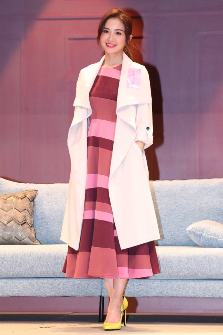 钟欣潼|蔡卓妍越发赶时髦，粉裙搭配黄色恨天高清新活泼，哪像已经37岁了