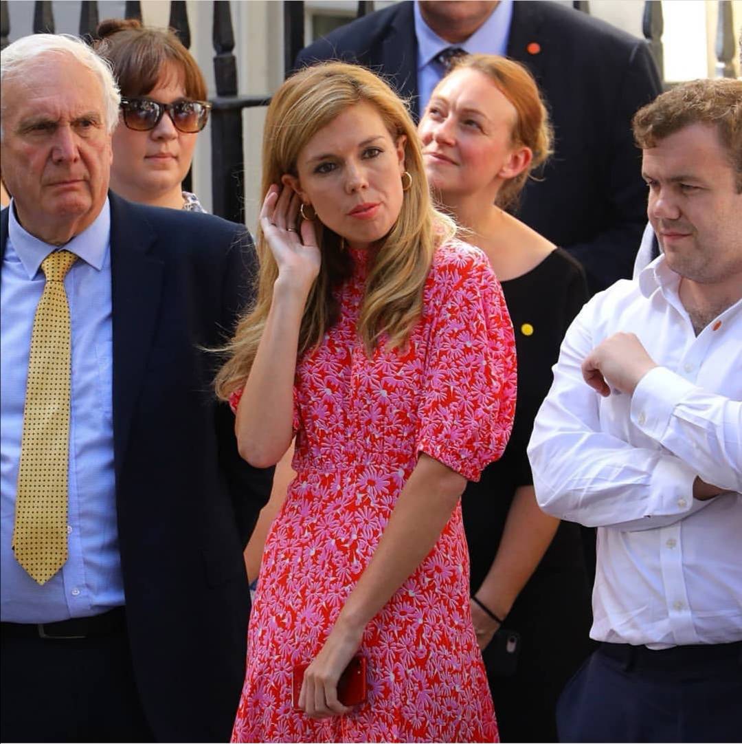 品牌|英国新首相鲍里斯31岁女友优雅亮相，穿1千印花裙好朴实但太显老