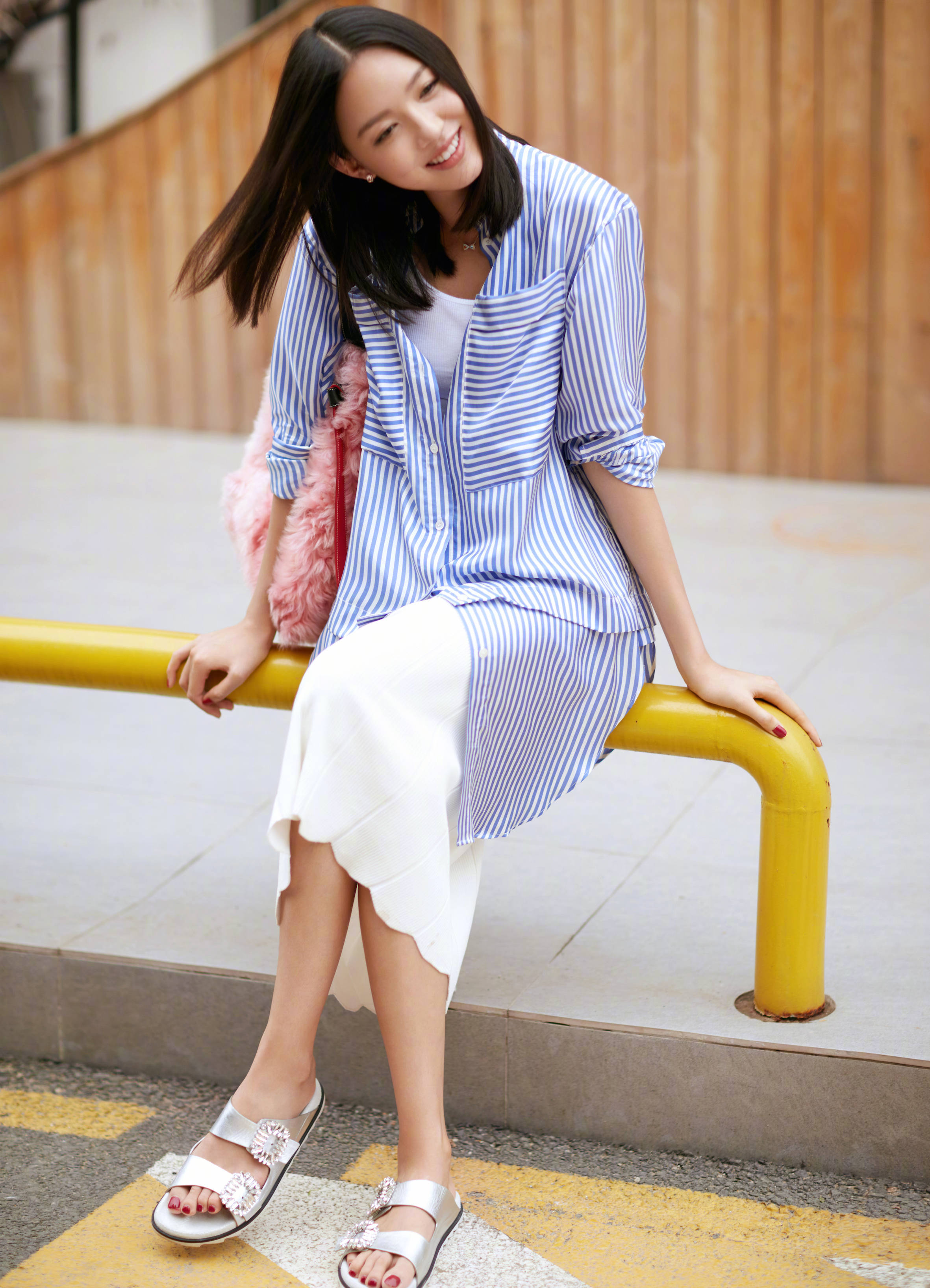 设计|“世界小姐”张梓琳穿斜肩不规则裙美的大气,网友:焦点依旧在腿