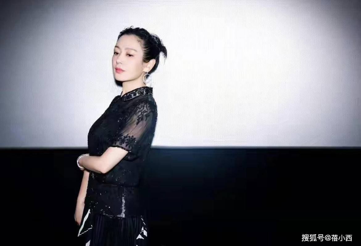 颜色|陈红真是“丝袜腿”代表，穿小红裙配黑丝袜亮相，这才叫风韵犹存