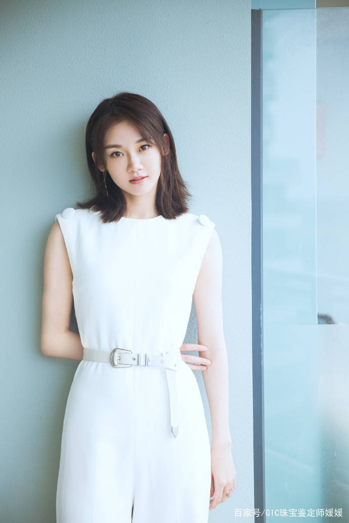 流苏|苗苗穿无袖西装清纯唯美，裙子和流苏耳环的搭配，颇有异域风情！